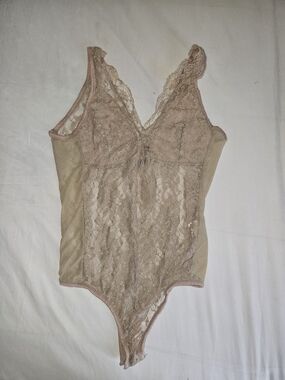 Revamped Lace V-Neck Bodysuit in Nude
